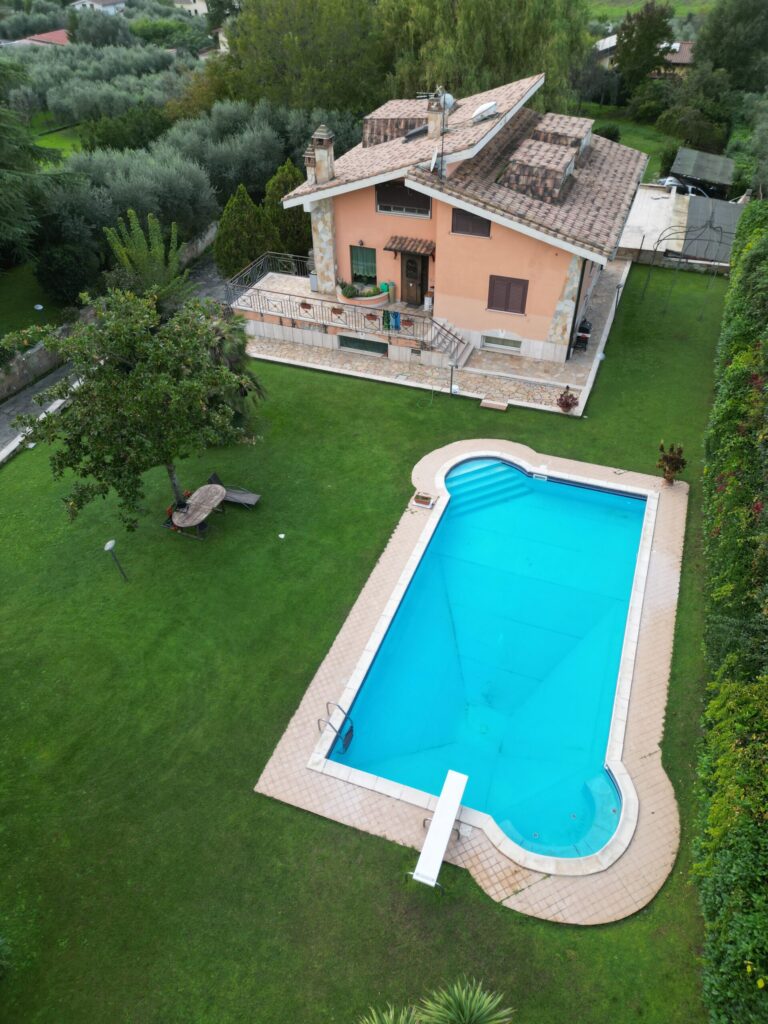 Vista dall’alto di Villa Brunella, location immersa nella natura per feste private e compleanni vicino Roma